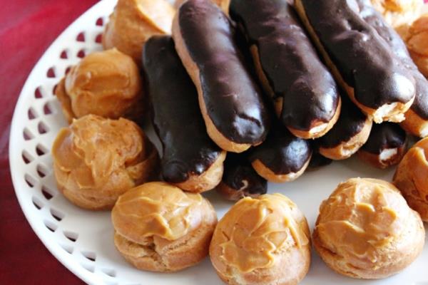 Kermapuffien resepti Profiteroles ja eclairs makeat leivonnaiset Pääsiäisen jälkiruoka