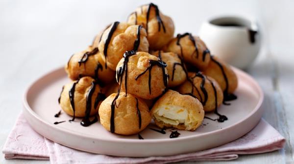 Kermapuffien resepti Profiteroles pääsiäisen pääsiäispöytään