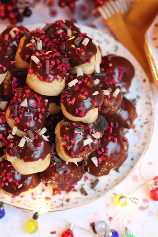 Paista kermapuffit resepti suklaa profiteroles pääsiäiseksi
