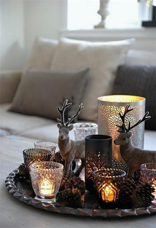 Talvikoristelu olohuoneessa mestarillisesti järjestettyjä kynttilöitä sytyttää sohvapöydän joulukuviot