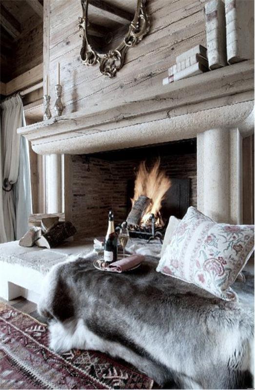 Talvikoristelu olohuoneessa maalaismainen tyyli iso takka penkki sen edessä pehmeät turkispehmusteet tilaa reaaliaikaiseen ulos