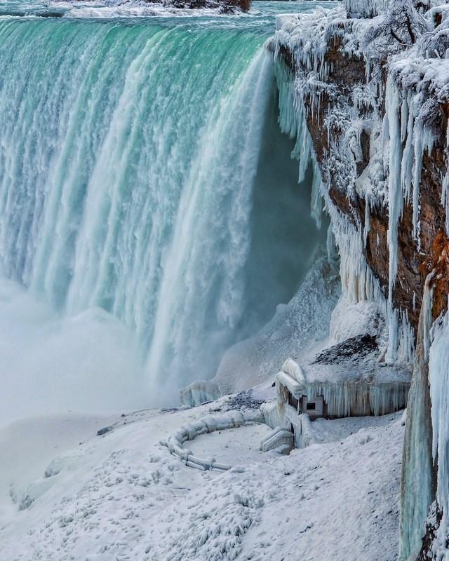 Talven ihmemaa Niagara Falls talvella jäädytetty vesi lukuisia jääpuikkoja