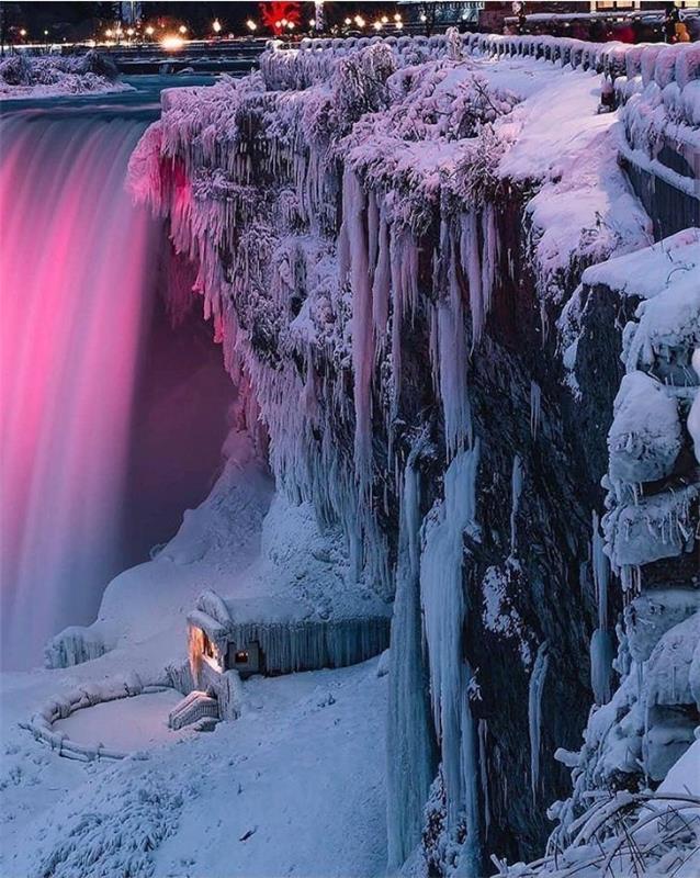 Talven ihmemaa Niagara Falls päivä ja yö kaunis