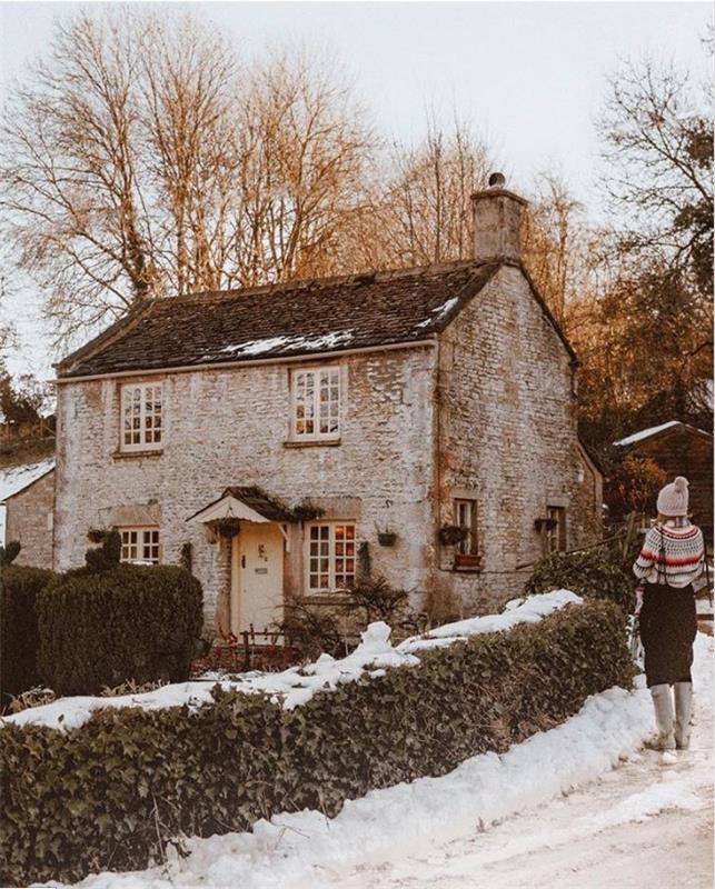 Talven ihmemaa vanha hylätty mökki Somersetissa Englannissa