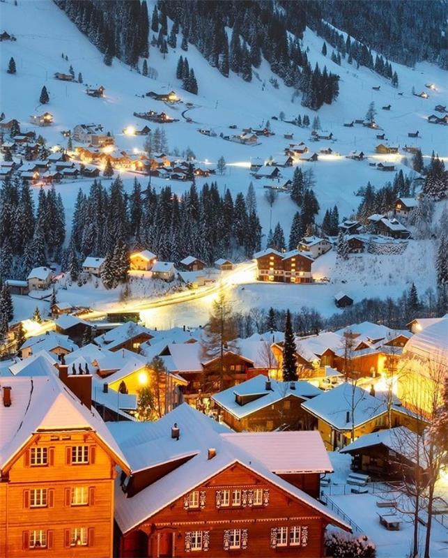 Talven ihmemaa paljon lumivaloja alppikylä Adelboden Sveitsissä talvella
