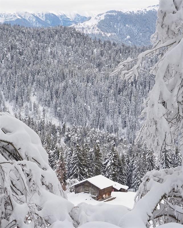 Talven ihmemaa paljon lunta Sveitsin hiihtokeskus Laax