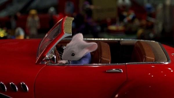 Tiedemiehet opettivat rotat ajamaan pieniä autoja, Stuart Little ajaa autoa elokuvassa