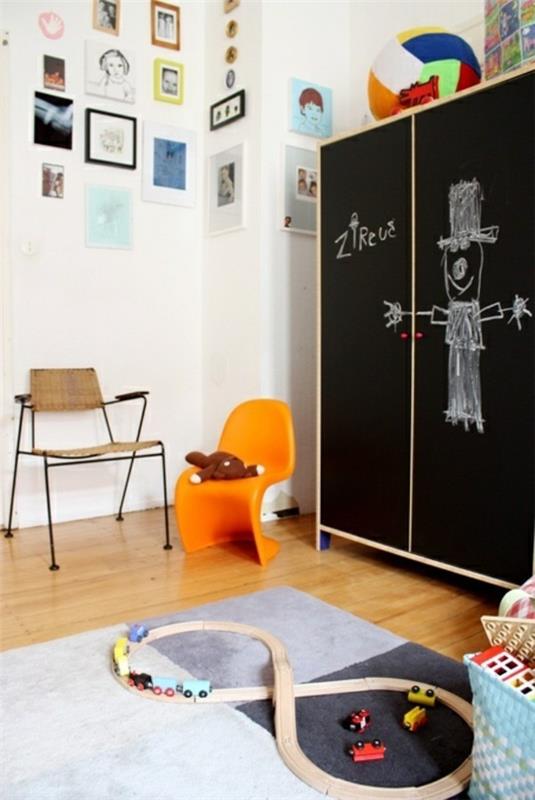 Maalaa seinät, liitutaulun väri, lastenhuone, huonekalut, vaatekaappi, liitutaulu