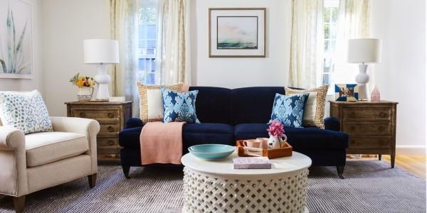 Modernin olohuoneen kodin tarvikkeet tasapainottavat sinisen ja valkoisen kontrastit