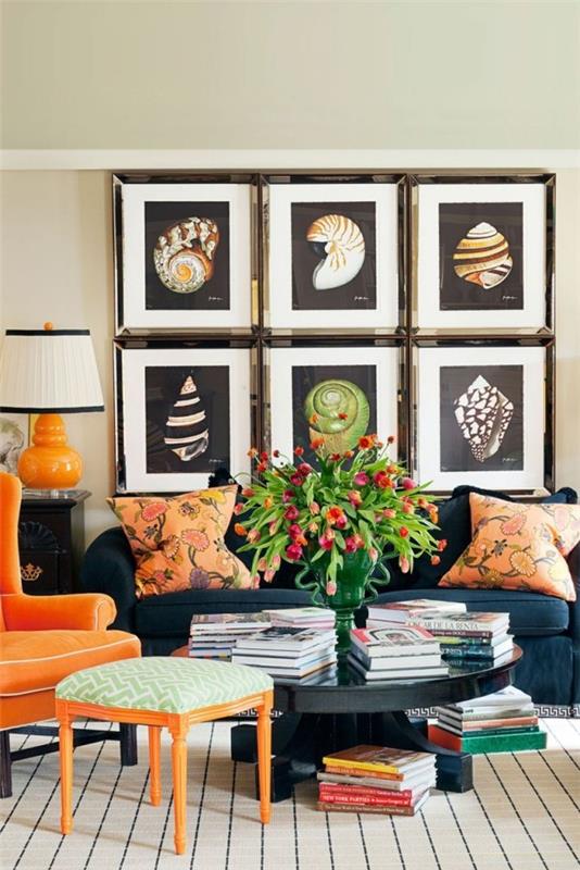 Kodin tarvikkeet modernissa olohuoneen seinärakenteessa, jossa on kylläisiä oranssinvärisiä kuvia