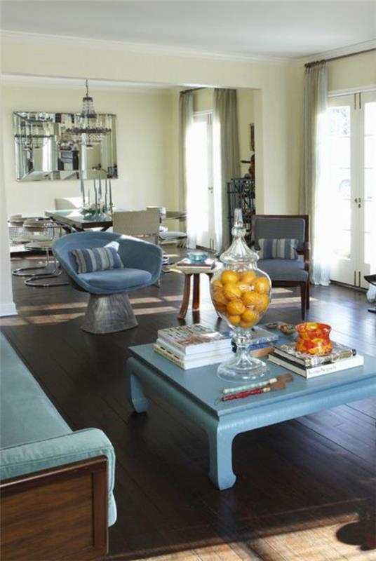 Kodin tarvikkeet modernissa olohuoneessa siniset huonekalut oranssi aksentti