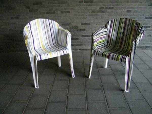värikkäät raidat tekevät omat tuolit verhoiltuiksi