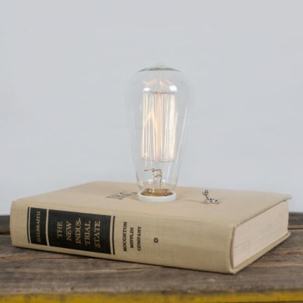 Eläviä ajatuksia kirjoista koristelamppuna kirjan lampunjalka