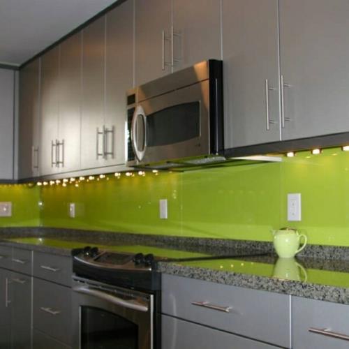 keittiön takaseinä lasi kirkkaat värit kirkkaan vihreä