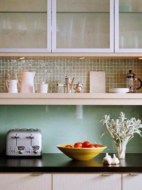 Keittiön takaseinä lasia, kirkkaat värit, valoisat seinät