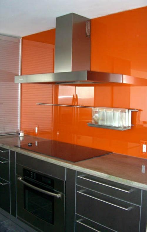 loistavan värinen keittiölasi takaseinä kirkkaan oranssi