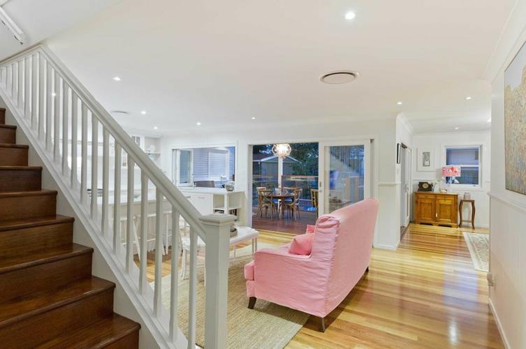 Huoneisto uudistaa bottom line olohuoneen kalusteet sohva vaaleanpunainen portaikko