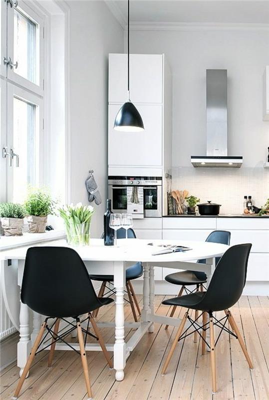 Skandinaavisesti sisustetut ruokasalin tuolit Eames Chairs