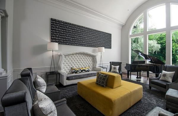Olohuoneen värimaailma keltainen verhoiltu sohva miellyttävän kodikas