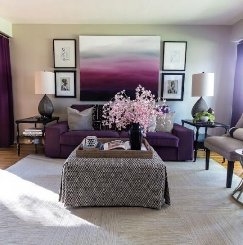 Olohuone, jossa on naisellisia yksityiskohtia, haluttu kontrasti, violetti vaaleanpunainen harmaa