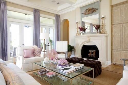 Olohuone, jossa on naisellisia yksityiskohtia, valkoinen vaaleanpunainen ja lila visuaalinen tasapaino