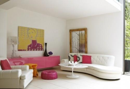 Olohuone, jossa on naisellisia yksityiskohtia, lisäsi vaaleanpunaista valkoiseen sisustukseen