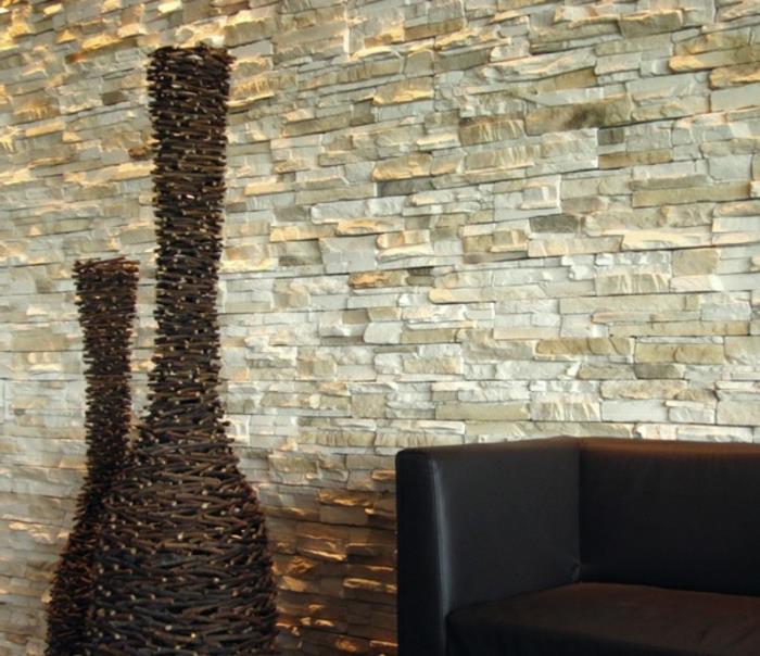 Olohuoneideoita koriste -esineitä, jotka koristavat maljakoita kiviseinän olohuoneen suunnittelua