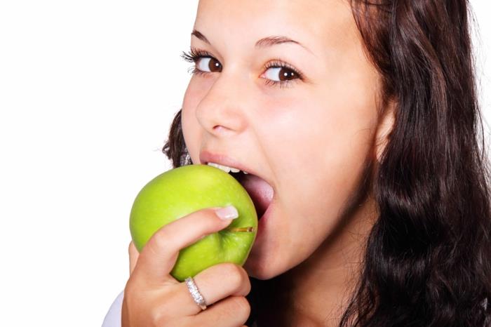 Yin Yang tarkoittaa omenaa tuoretta vihreää syödä