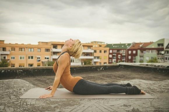 Jooga auringon tervehdys Surya Namaskar kaupungin elämää huomenna aamulla