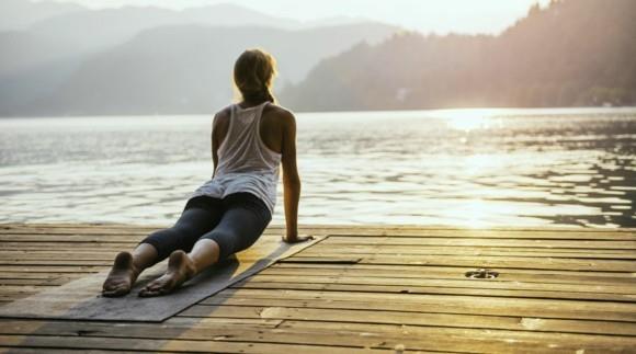 Jooga auringon tervehdys Surya Namaskar ulkona