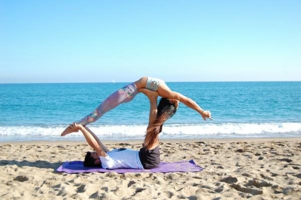 Joogaharjoituksia kahdelle Acro Yoga High Flying Whale Poseille