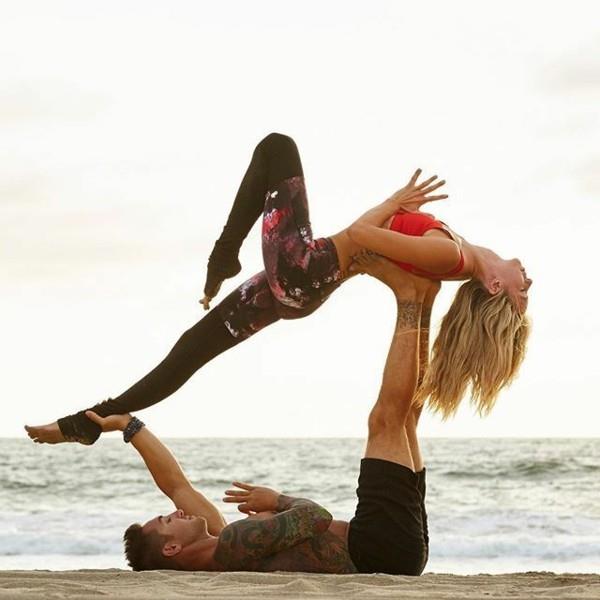 Joogaharjoituksia kahdelle Acro Yoga huiman valaan asento