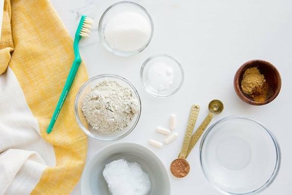 Tee hammastahna itsellesi luonnollinen hammastahna Harjaa hampaasi ruokasoodalla ja tee oma hammastahna