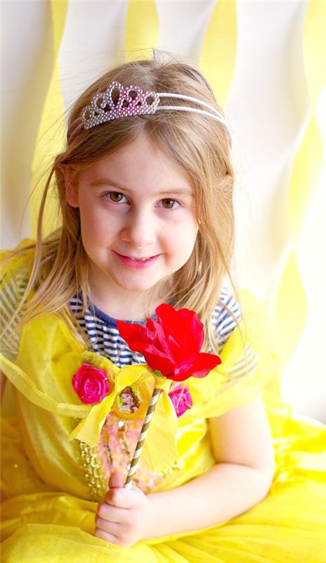 Taikasauva tinker lasten kanssa Halloween tai Mardi Gras - ideoita ja ohjeita tyttö keltainen mekko keiju prinsessa ruusu