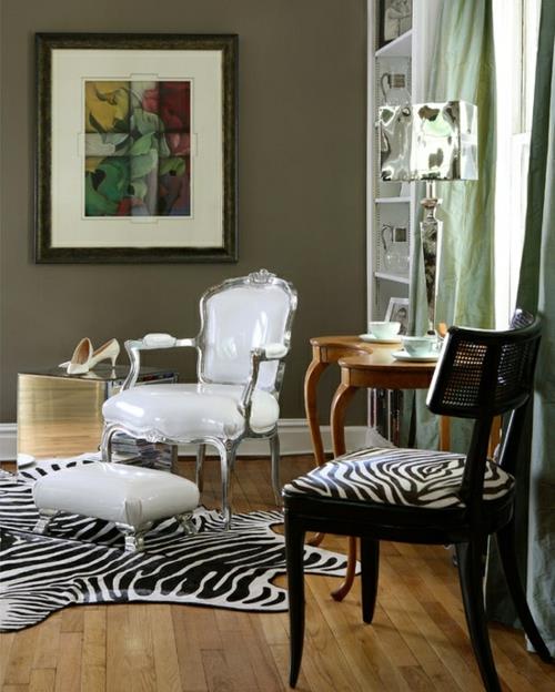 Seepra- ja leopardikuvioinen matonpäällinen tuoli