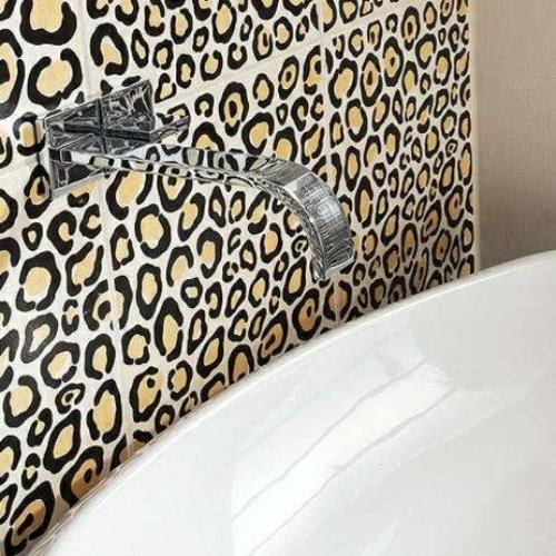 Seepra leopardikuvioinen seinäkylpyhuone