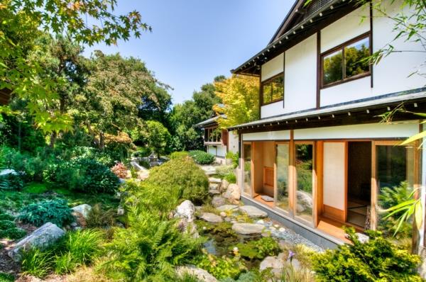Zen -puutarha luo japanilaisen puutarhatalon