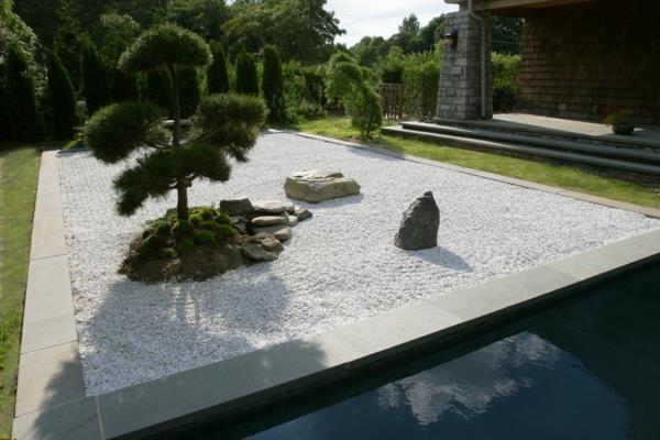 Zen puutarha asettaa japanilaisen puutarhan vettä