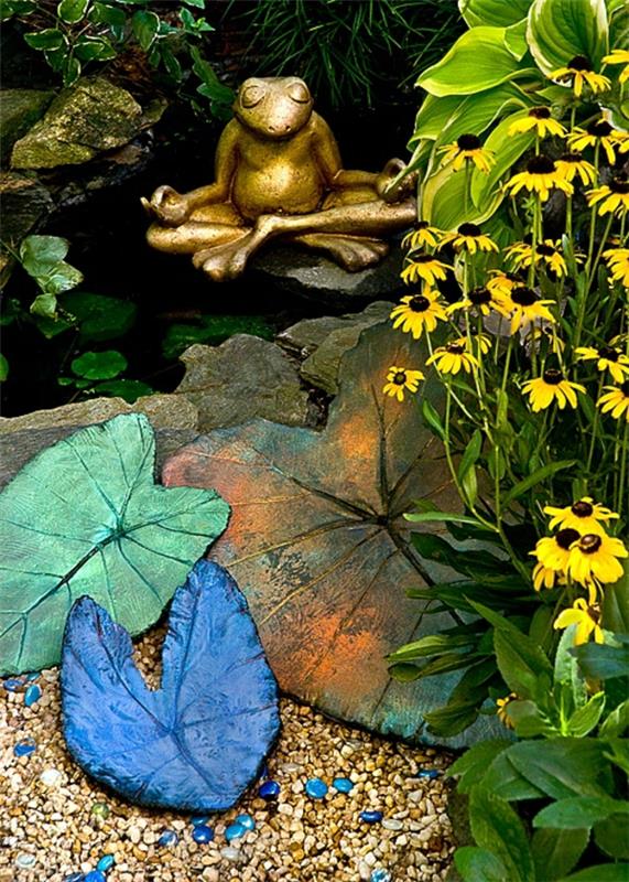 Zen puutarha istutus japanilaisten kasvien lehdet