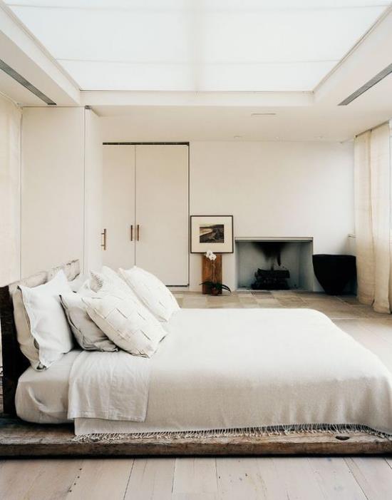Zen -makuuhuoneen yksinkertaisuus muotoilussa nukkumassa vuode valkoiset liinavaatteet