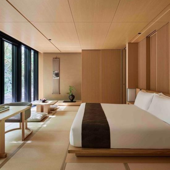 Zen -makuuhuoneen minimalismi japanilaisessa mukavassa sängyssä iso ikkuna paljon puunbeigeä järjestystä ja puhtautta