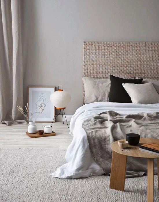 Zen -makuuhuoneen vaaleat värit beige harmaa valkoinen puinen pöytä kutsuva kodikas huoneilmapiiri