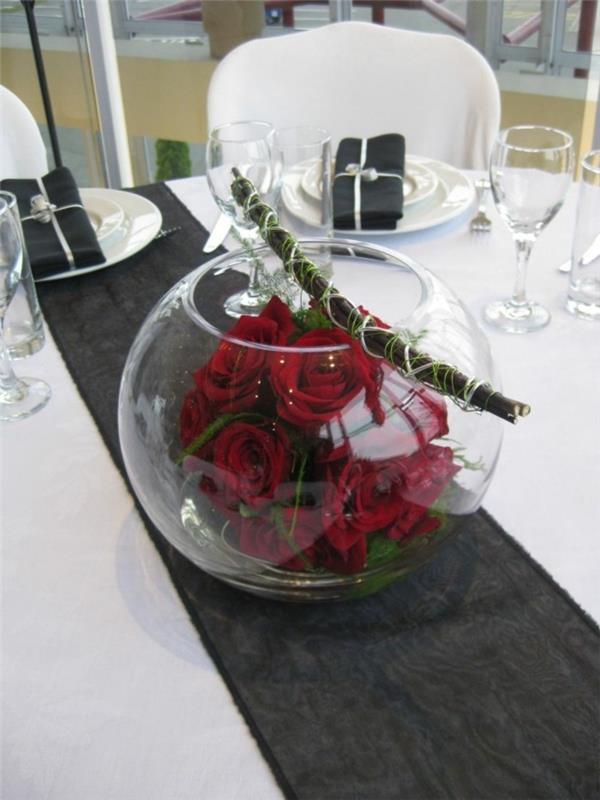 Keskiosa pöydän koristeluun ruusuilla ja syömäpuikoilla