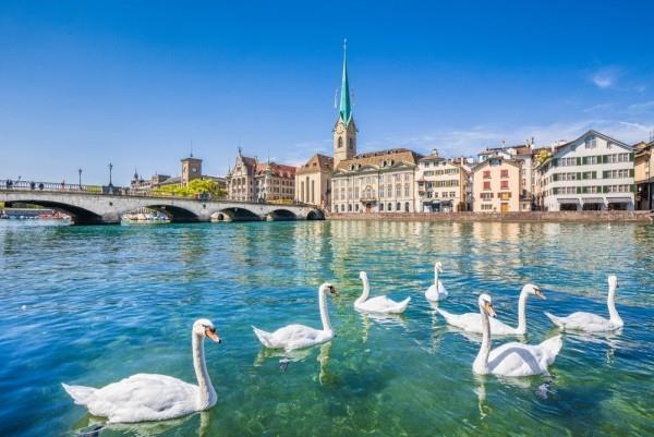 Zürichin keskus Fraumünsterin luostari Limmat -joki mielenkiintoinen lomakohde