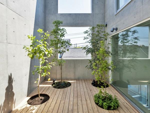 Sisäpuutarha japanilaisessa talossa ruukkukasveissa puulattiat
