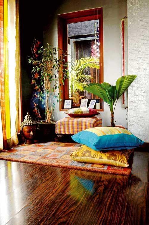 Sisäkasvit, puiset hahmot, lämpimät värit luonnehtivat huoneen ulkoasua intialaisella kesällä