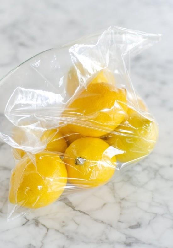 Sitruunat läpinäkyvässä pussissa, jossa on korkki