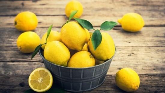Säilytä sitruunan keltaiset hedelmät oikein maalaismaisessa kulhossa