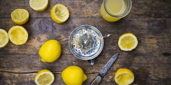 Sitruunaruokavalio Valmista detox -juoma Lemonade Leikkaa sitruunat puoliksi