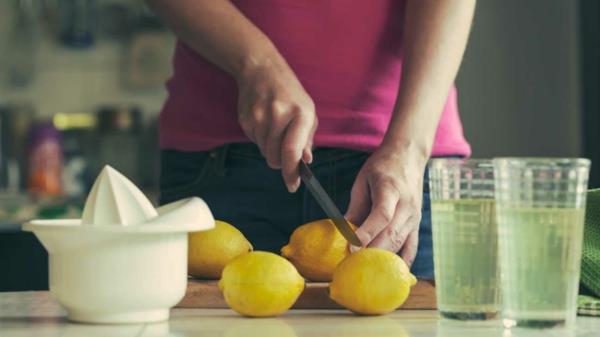 Valmista sitruunan ruokavalio detox -juoma Juo sitrushedelmämehua
